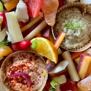Plateau apéritif végétarien crudités et dips. Traiteur pour entreprises parisiennes