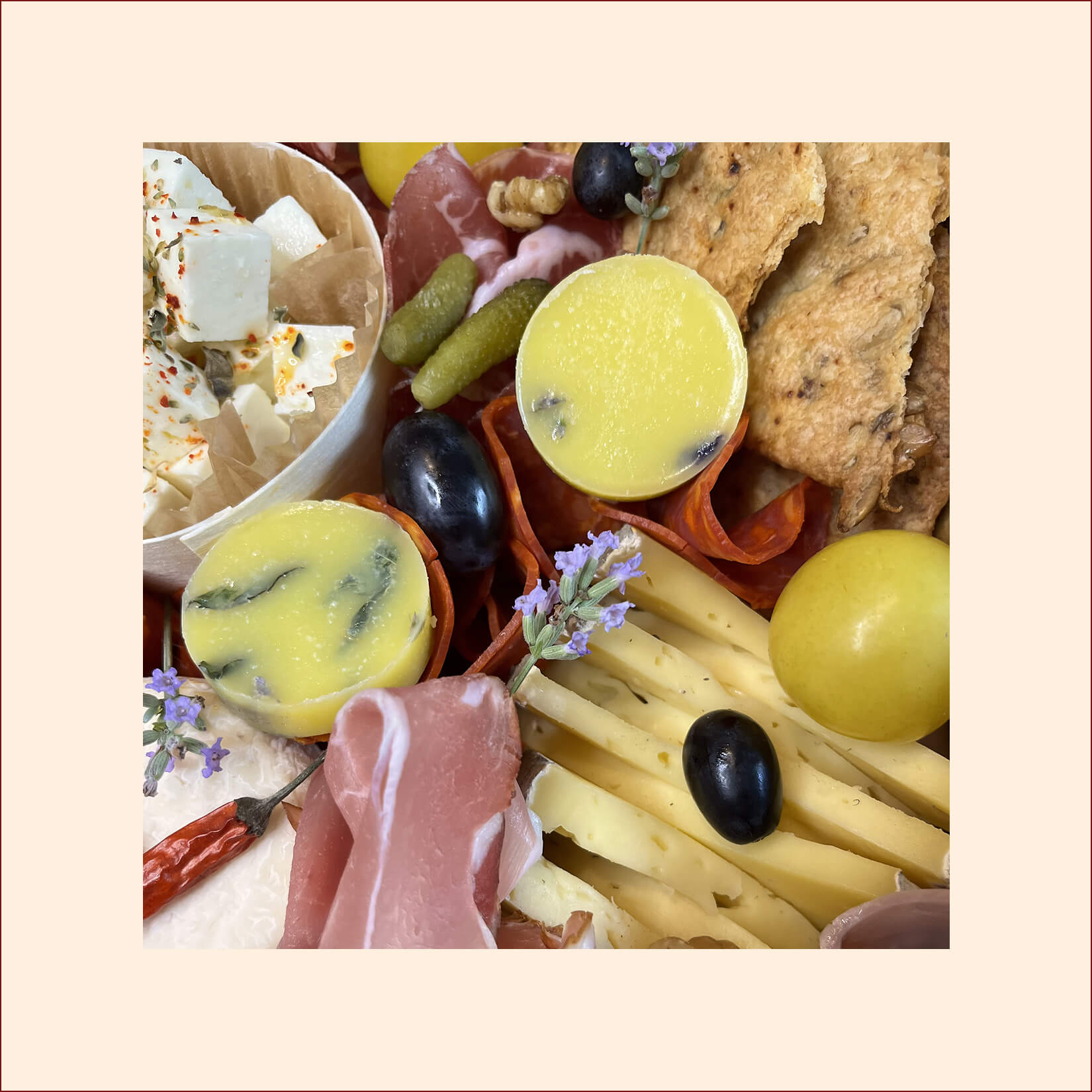 Plateau apéritif mixte, charcuterie, fromages, légumes. Traiteur pour entreprises parisiennes