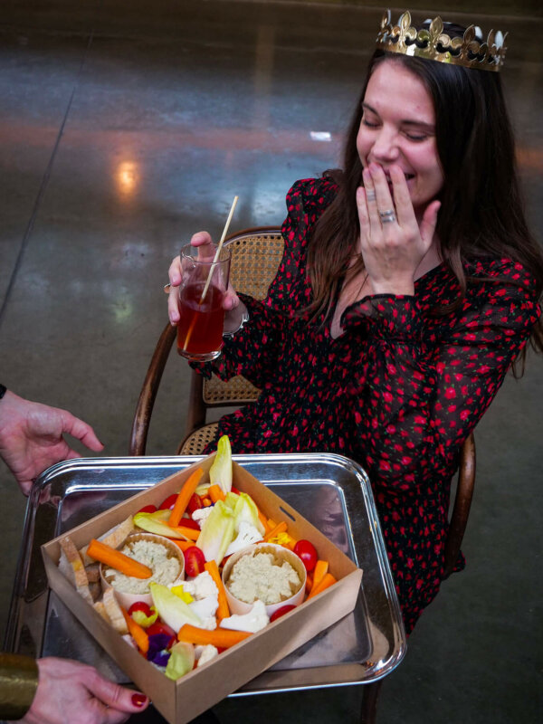 Une femme devant un plateau paris