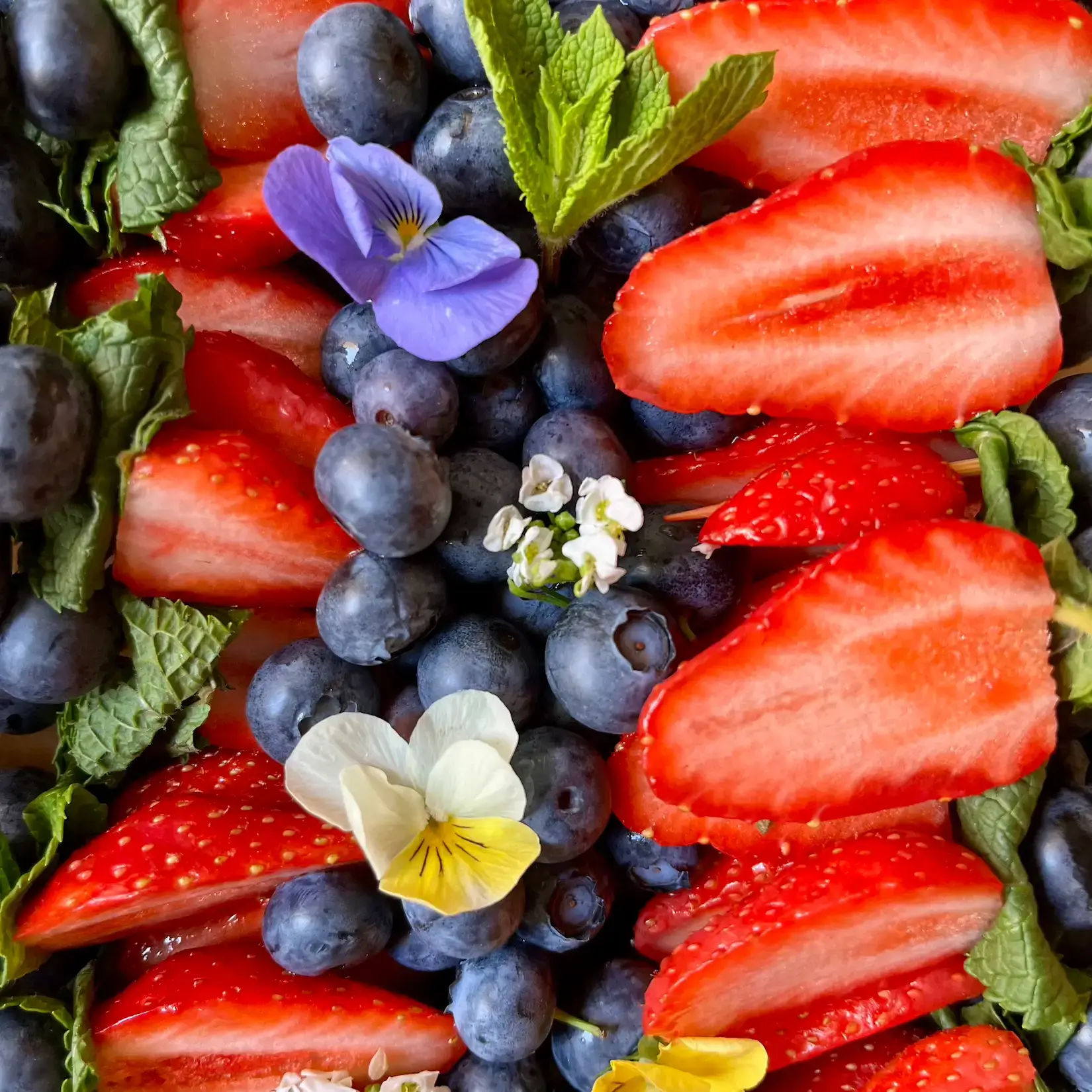 Plateau apéritif sucrée, brochettes de fruits de saison. Traiteur pour entreprises parisiennes.