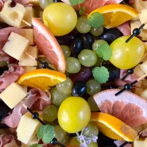 Plateau apéritif de brochettes salées. Traiteur pour entreprises parisiennes