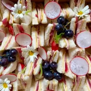 Plateau apéritif finger sandwich jambon emmental. Traiteur pour entreprises parisiennes