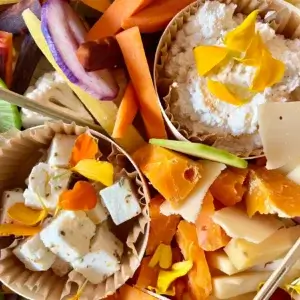 Plateau apéritif mixte végétarien crudités et fromages. Traiteur pour entreprises parisiennes
