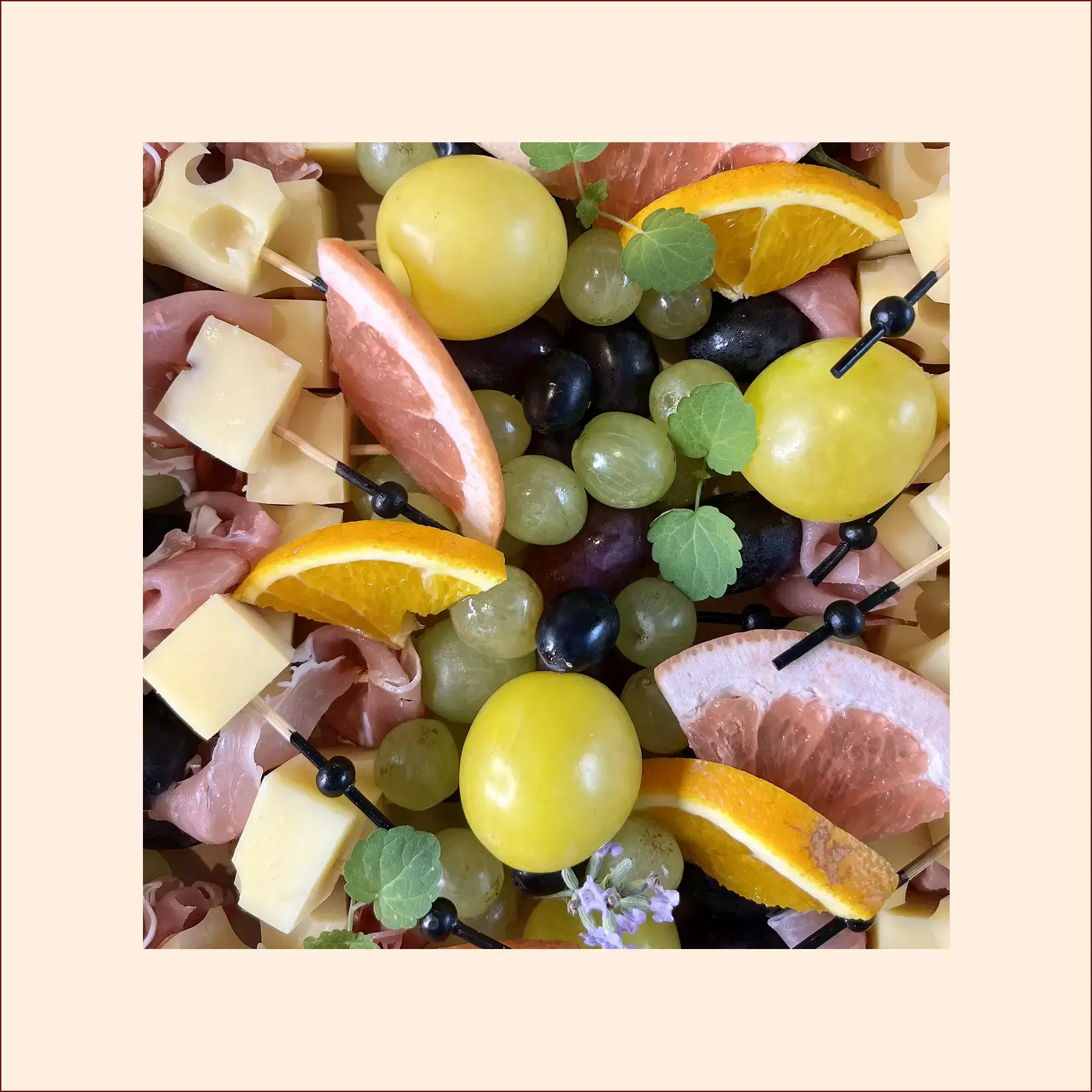 Plateau apéritif de brochettes salées. Traiteur pour entreprises parisiennes