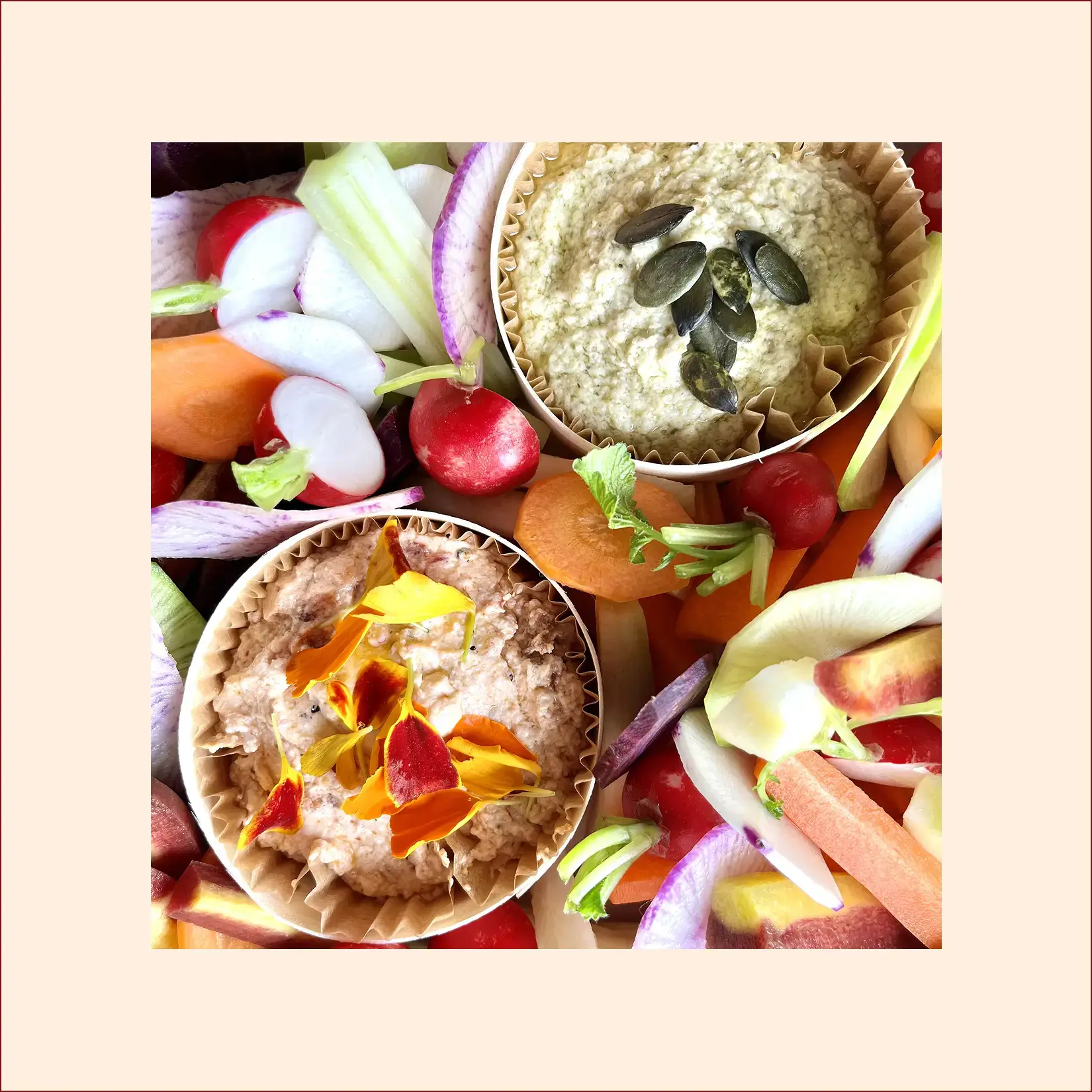 Plateau apéritif végétarien avec dips et crudités. Traiteur pour entreprise parisienne